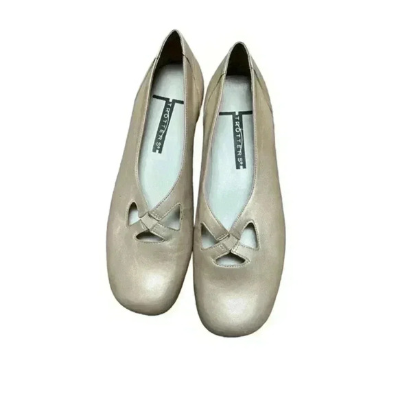 Trotters Women's Maggie Gold Leather Slip-on Comfort‎ Loafer - Picture 1 of 8